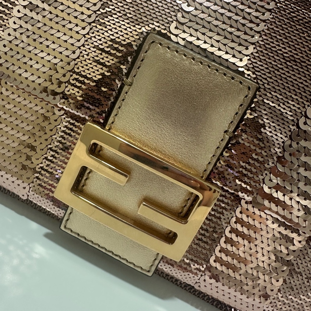 FENDI BAGUETTE ROSE GOLD RARE - Picture 2 of 12